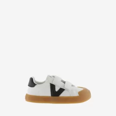 Ténis infantis brancos com sola de borracha castanha e fechos de velcro