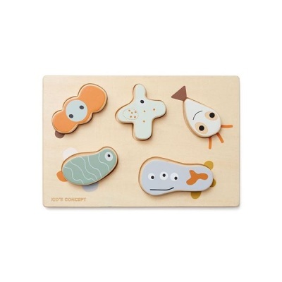 Puzzle de madeira com peças coloridas em base clara