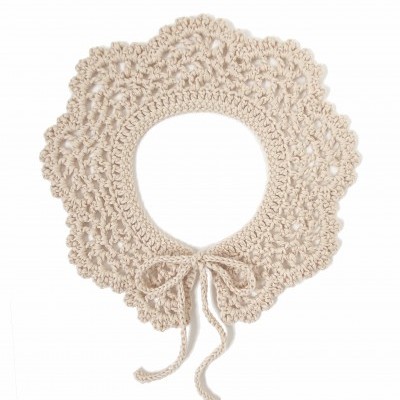 Colar gola bege em crochet com cordão para amarrar