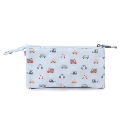 Estojo azul claro com padrão de veículos coloridos e fecho de correr prateado