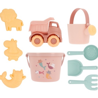 Brinquedos de praia coloridos em plástico para crianças com balde, regador, carrinho e utensílios.