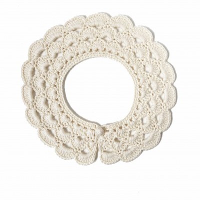 Gola de croché creme com padrão em escamas