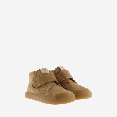 Sapatos infantis castanhos de camurça com velcro e sola de borracha