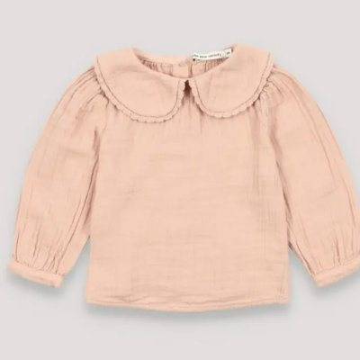 Blusa de criança rosa claro com gola redonda ampla e mangas compridas