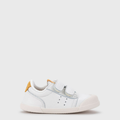 Tênis infantil branco com fecho velcro duplo e detalhes amarelos