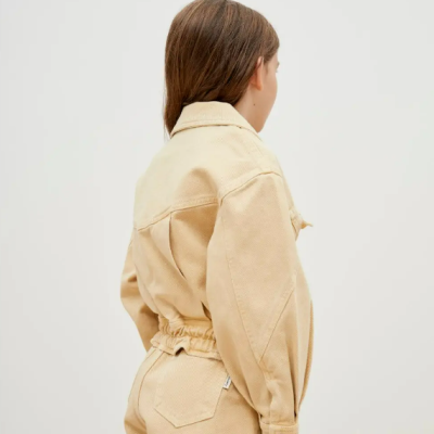 Conjunto bege de casaco e calções de algodão em criança vista de costas