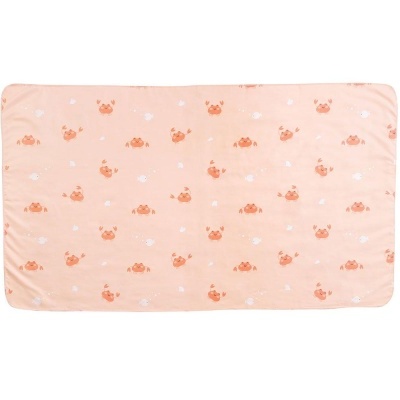 Cama para bebé rosa claro com padrão de caranguejos e flores brancas