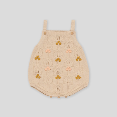 Macacão bege de malha para bebé com flores bordadas cor de pêssego e mostarda