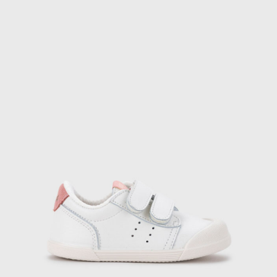 Sapatilha infantil branca com fechos de velcro e detalhes cor-de-rosa