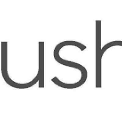 Logótipo da marca mushie em cinza escuro sobre fundo branco