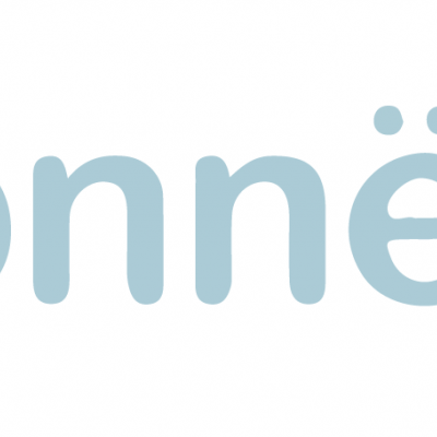 Logotipo azul claro com o texto Monnëka