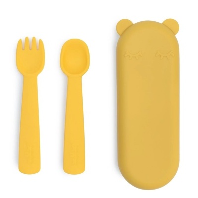 Conjunto infantil de talheres de silicone amarelo com caixa em forma de urso.