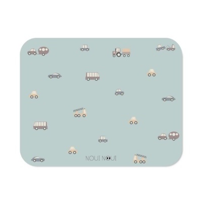 Tapete azul claro com padrão de carros e caminhões neutros