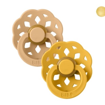Dois chupetas BIBS, bege claro e amarelo ocre, com bico de silicone e detalhes recortados.