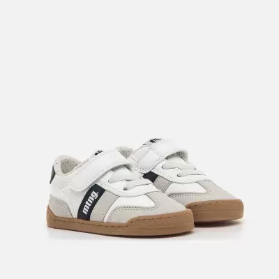 Sapatilhas infantis brancas com detalhes cinza e castanho e sola castanha