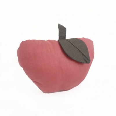 Almofada decorativa em forma de maçã rosa com folha castanha