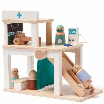 Brinquedo de madeira hospital com figuras e equipamentos médicos