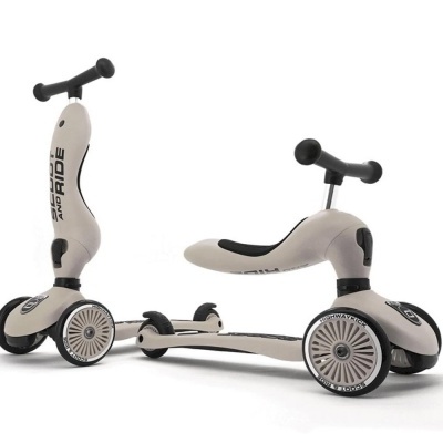 Patinete infantil bege com assento e guiador preto em fundo branco