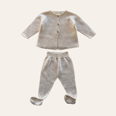 Conjunto de roupa de bebé em malha bege com camisola e calças com pés