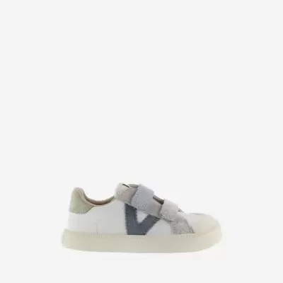 Tênis branco com sola bege e fechos de velcro