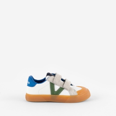 Sapatilha infantil branca com sola castanha, detalhes verde, azul e fecho de velcro