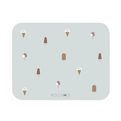Tapete cinza claro com desenhos de gelados e marca 'NOU! NOU!'