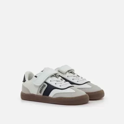 Sapatilhas infantis brancas com detalhes azuis e bege, sola castanha, fecho velcro e atacadores