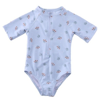 Fato de banho infantil azul claro com padrão de peixes e manga curta