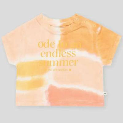 Camisola de criança tie-dye laranja e branco com texto amarelo.