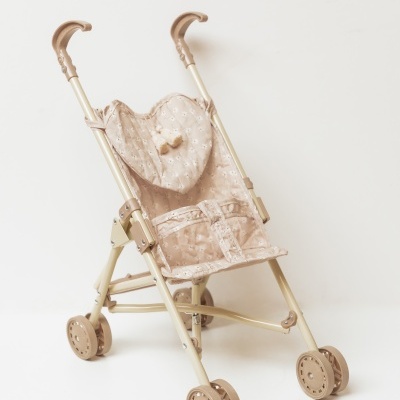 Carrinho de bonecas bege com flores brancas e rodas castanhas