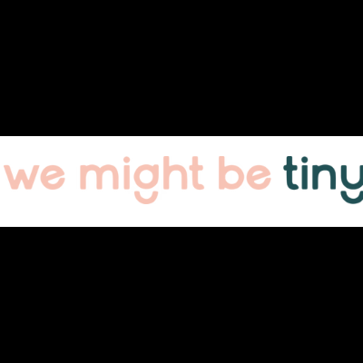 Texto 'we might be tiny' em cores suaves