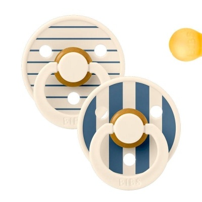 Dois biberões listrados em branco e azul com anel redondo ao centro