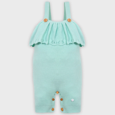 Macacão de malha azul claro com botões e babado decorativo