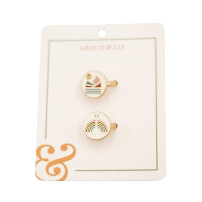 Par de brincos coloridos em cartão de apresentação branco.