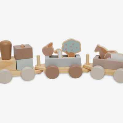Comboio de madeira com carruagens e figuras decorativas coloridas