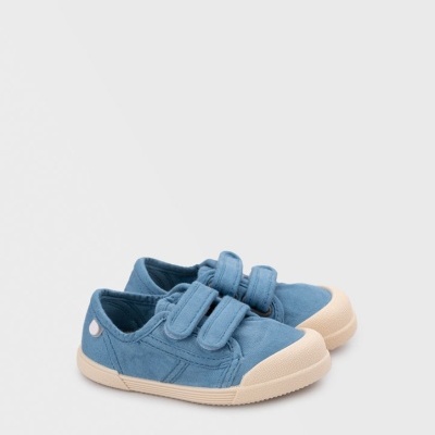 Sapatilhas infantis azuis com fechos de velcro e sola beige