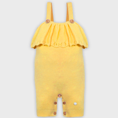 Macacão de malha amarelo com alças e botões de madeira