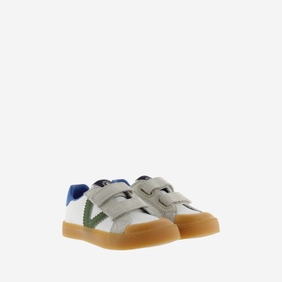 Sapatos infantis brancos com velcro cinza, detalhe verde e sola castanha