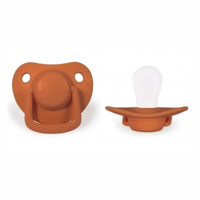 Chupeta em silicone cor laranja com tetina translúcida sobre fundo branco