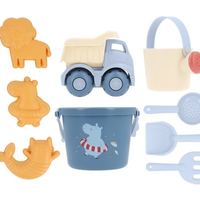 Brinquedos de praia em plástico com balde azul, camião basculante, regador e moldes de animais laranja.