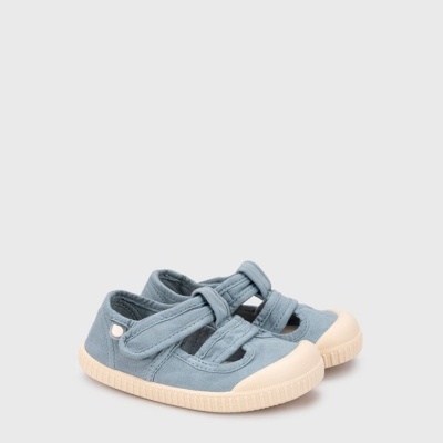 Sapatilhas infantis azuis com sola bege e fecho de velcro