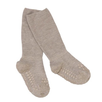 Meias compridas bege claro com pontos antiderrapantes na sola