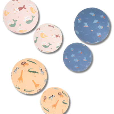 Seis bolas coloridas com desenhos de animais e criaturas fantasiosas em fundo branco