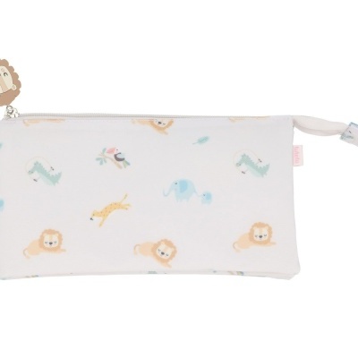 Estojo branco com padrão de animais e fecho com puxador de leão