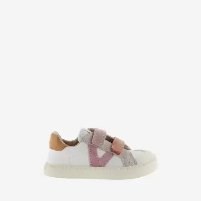 Ténis branco com tiras de velcro e detalhes em camurça colorida