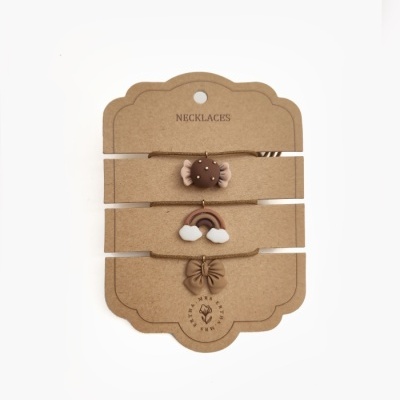 Cartão com três colares infantis castanhos com pendentes em silicone colorido