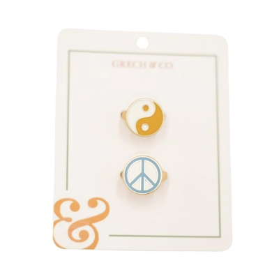 Conjunto de dois anéis com símbolos Yin Yang e paz em cartão da marca GRECH & CO.