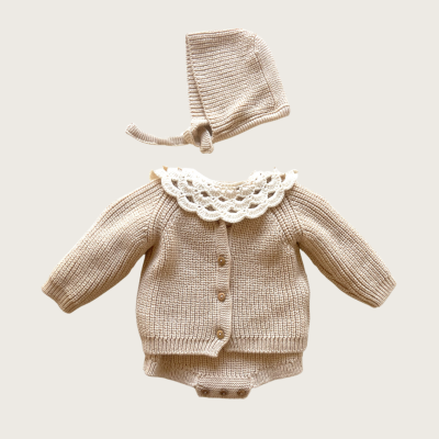 Conjunto de bebé em malha bege com casaco e gorro