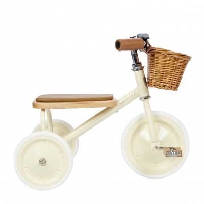 Triciclo branco infantil com cesto de vime castanho e assento de madeira clara