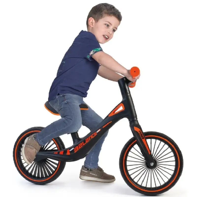 Bicicleta S/Pedais Feber Balance 42000 Criança numa bicicleta de equilíbrio preta com detalhes laranja